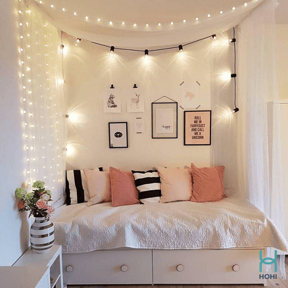 giường ngủ trang trí tông hồng đen có đèn led decor với tranh treo tường