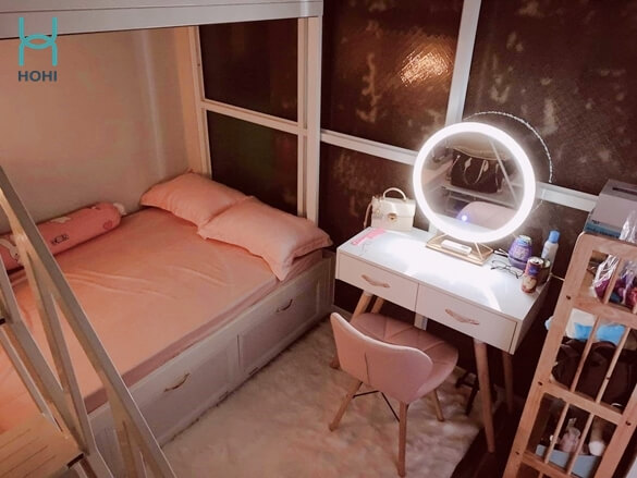bố trí giường ngủ màu hồng sát tường kè bàn trang điểm có gương