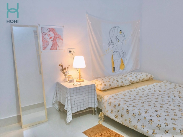 phòng ngủ trang trí đơn giản đẹp màu trắng vàng, đèn ngủ và gương