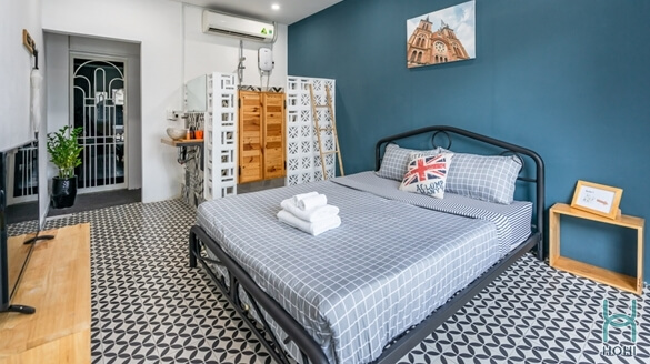 phòng trang trí kiểu vintage xưa màu xanh, ra giường màu xanh ca rô trắng