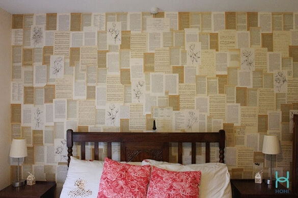 giấy dán tường giả báo màu vàng cho phòng ngủ vintage nhỏ