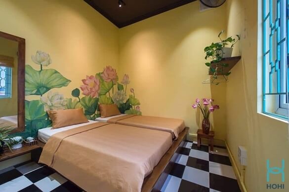 phòng ngủ đơn giản màu vàng hoạ tiết hoa sen