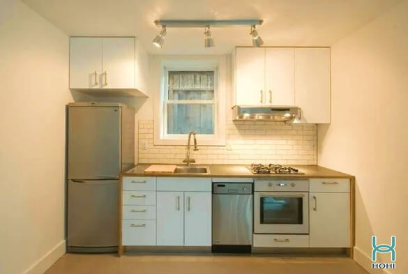 Mẫu trang trí phòng bếp nhà ống nhỏ gọn với màu Trắng và Xám, thiết kế hiện đại