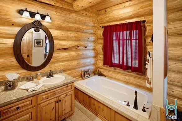 nhà tắm kiểu cabin tàu thuỷ bằng gỗ màu hạt dẻ, tường gỗ, tủ gỗ, bồn tắm gỗ