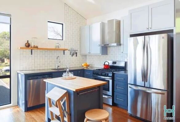 trang trí phòng bếp nhà ống phong cách hiện đại với màu xanh mòng két, màu trắng