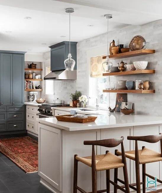 Phòng bếp nhỏ đơn giản màu trắng với kệ mở màu gỗ hiện đại