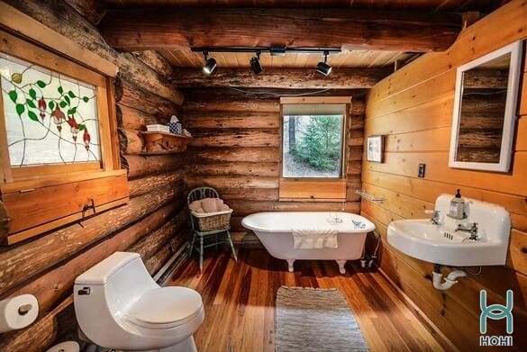 phòng tắm phong cách vintage với trần, sàn, tường bằng gỗ kết hợp với thiết bị nhà về sinh bằng sứ cổ điển