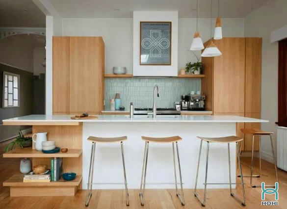phòng bếp đơn giản màu trắng và gỗ tự nhiên