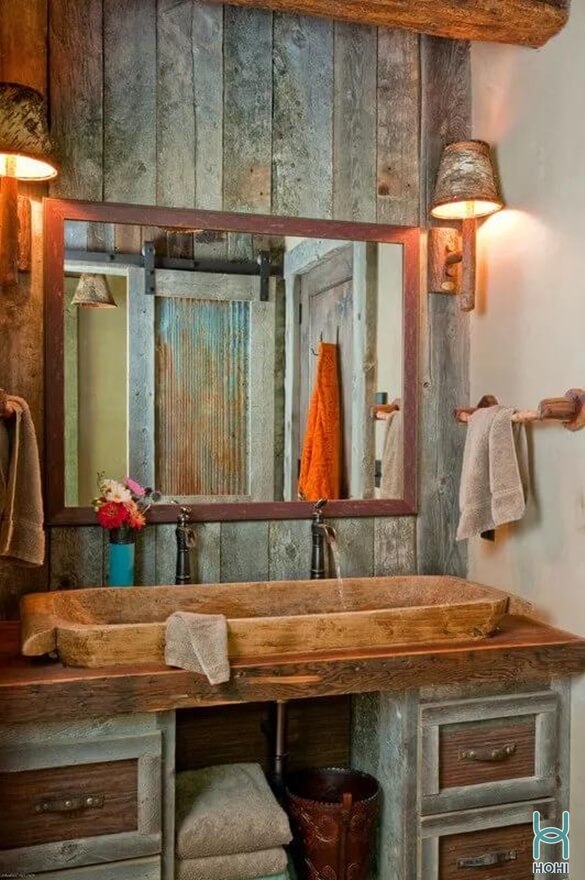 phòng tắm bằng gỗ phong cách vintage với gỗ tái chế cũ, phai màu, lavabo bằng gỗ, gương hình chữ nhật