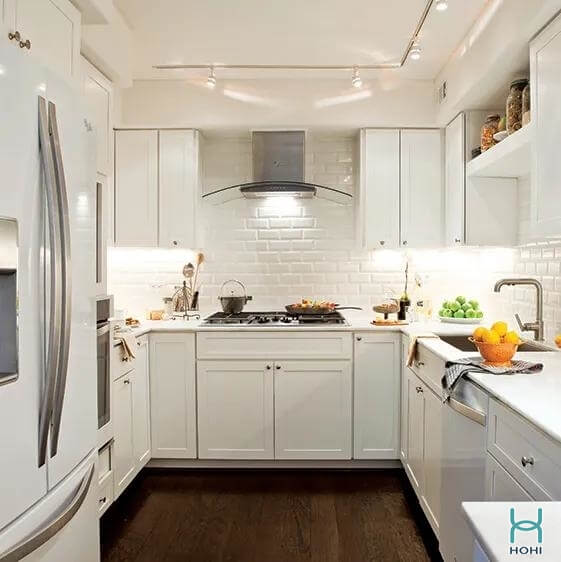 cách trang trí phòng bếp đơn giản mà đẹp màu trắng nền gỗ nâu sẫm