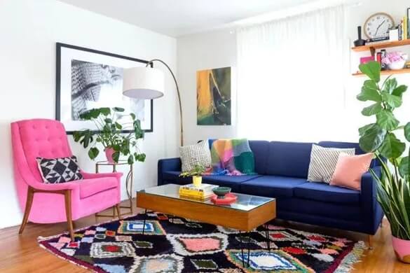 phòng khách Phong cách Mid Century Modern nhiều màu sắc rực rỡ. Sofa màu hồng, thảm thổ cẩm.