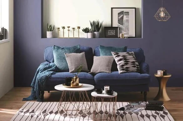 phòng khách màu xanh nany, xanh dương đậm nam tính. Sofa màu xanh và thảm màu trắng.