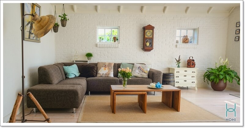 phòng khách chung cư hiện đại cổ điển cintage, sofa màu nâu, đồng hồ quả lắc treo tường, thảm màu nâu
