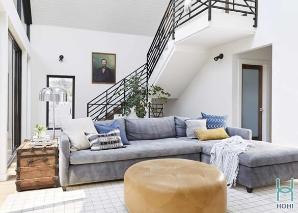 kinh nghiệm chọn thảm trải sàn, thảm trải sàn màu trắng caro với sofa màu xanh và bàn coffee màu vàng