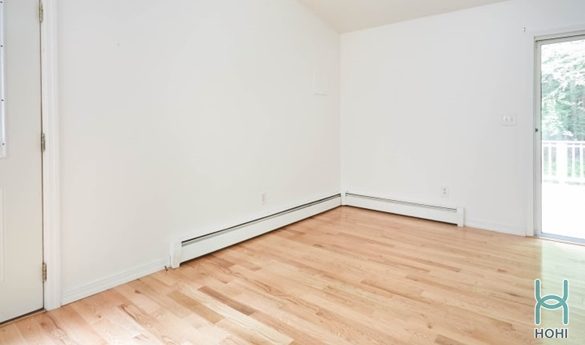 sàn vân gỗ tự nhiên với tường màu trắng