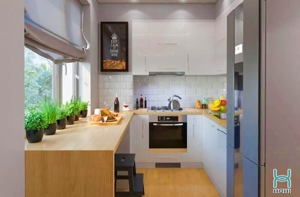 Phòng bếp nhỏ đơn giản với cây xanh màu trắng, vàng