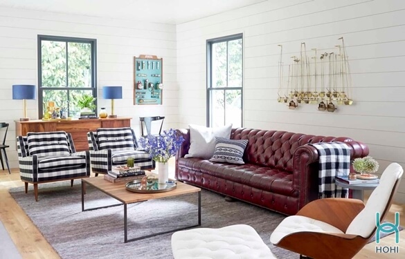 Thảm trang trí phòng khách đẹp màu xánh với sofa màu đỏ mận kiểu dáng cổ điển