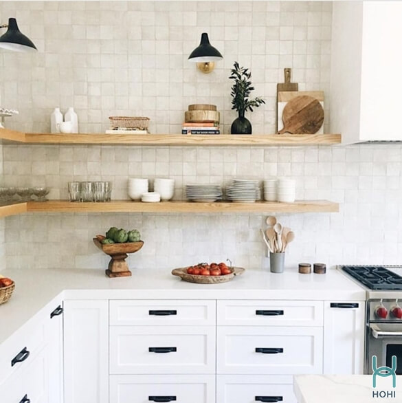 cách trang trí phòng bếp đơn giản mà đẹp tinh gọn màu trắng hiện đại với kệ gỗ để bát đĩa, muỗn thớt gỗ