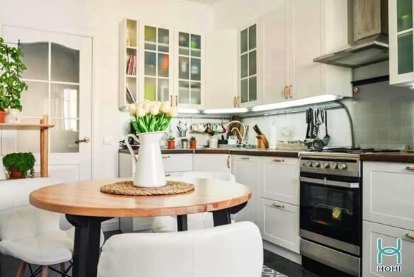 trang trí phòng bếp nhà ống nhỏ gọn màu trắng với bàn ăn hình tròn