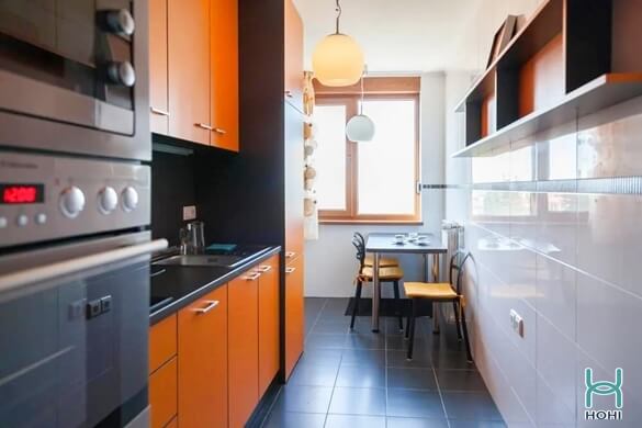 Phòng bếp nhỏ đơn giản hình chữ Imàu Cam, Đen  hiện đại, thích hợp cho những căn hộ chung cư