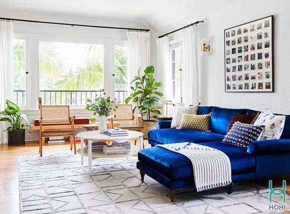 kinh nghiệm chọn thảm trải sàn màu trắng và sofa màu xanh dương đậm bằng nhung