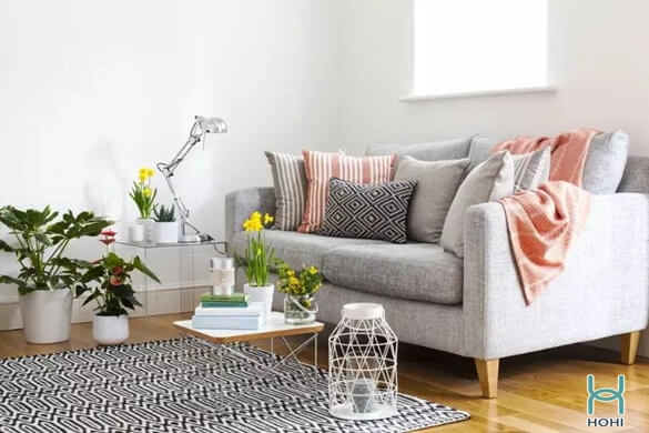 trang trí phòng khách với hoạ tiết hình học, ziczac. Sofa màu xám và cam cùng thảm màu đen trắng