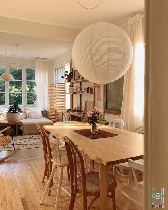 Đồ nội thất kiểu hàn quốc đơn giản bằng gỗ tự nhiên đẹp. Đèn bàn ăn hình tròn màu trắng.