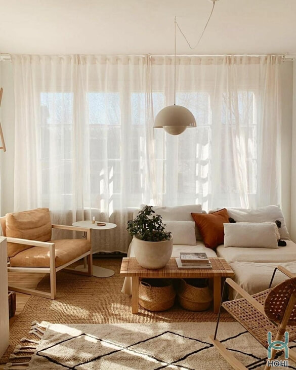 trang trí nhà chung cư 50m2 màu trắng đơn giản. Ghế sofa trắng, thảm cói và thảm sọc đen trắng