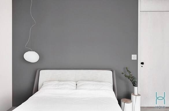 trang trí phòng ngủ phong cách tối giản với tông màu trắng đen. Chăn ga nệm màu trắng.