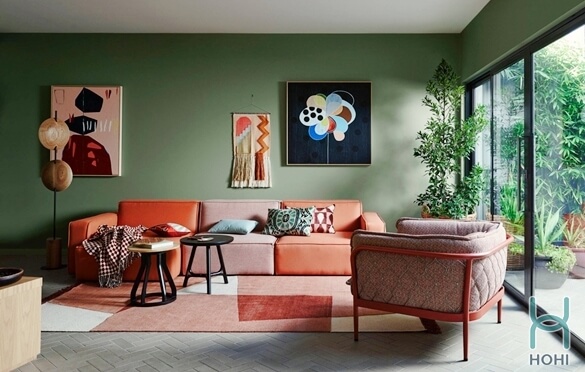 phòng khách màu cam trang trí nghệ thuật triều tượng. Sofa và thảm màu cam.