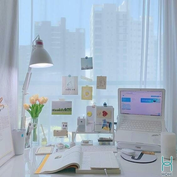 cách trang trí bàn máy tính kiểu hàn quốc màu trắng cạnh cửa sổ dễ thương.