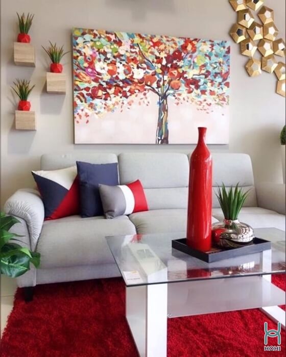 trang trí phòng khách ngày tết đơn giản với thảm và gối sofa màu đỏ