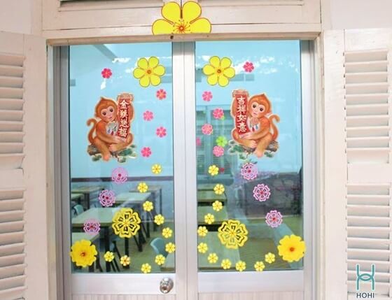 trang trí cửa lớp học bằng decal hình hoa mai hoa đào